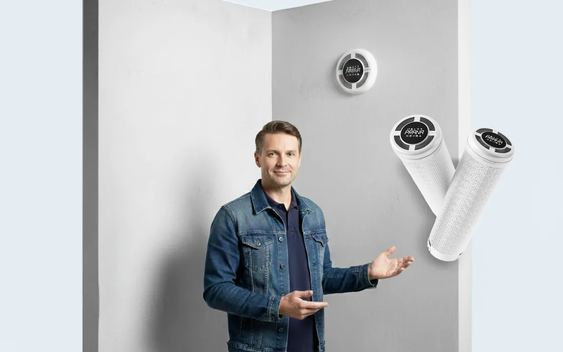 Fachmann vor einer Wand mit montiertem PRANA-Gerät und zwei Geräteeinheiten