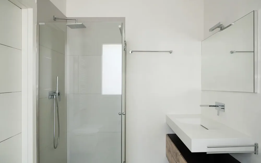 Badezimmer mit Dusche und Waschbecken