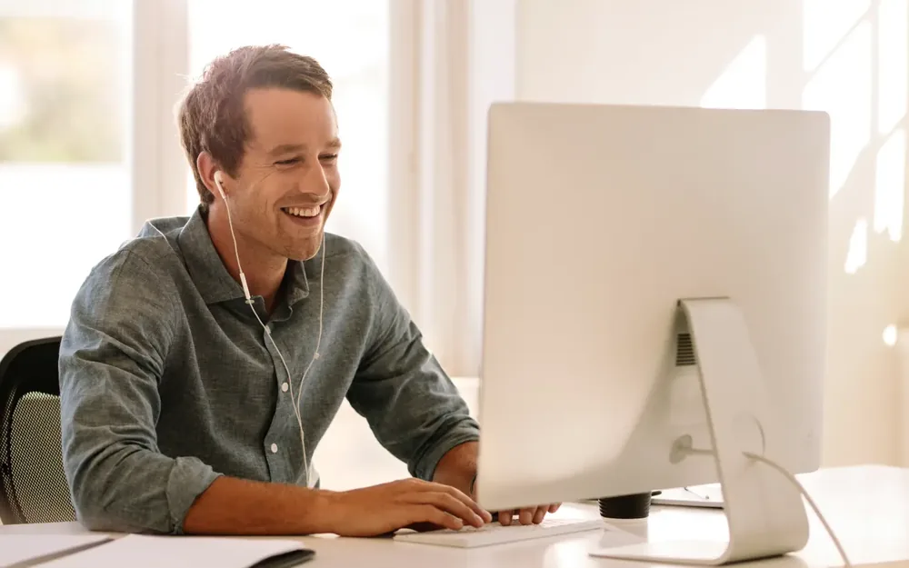 Arbeitsplatz im Home-Office an einem hellen Fenster