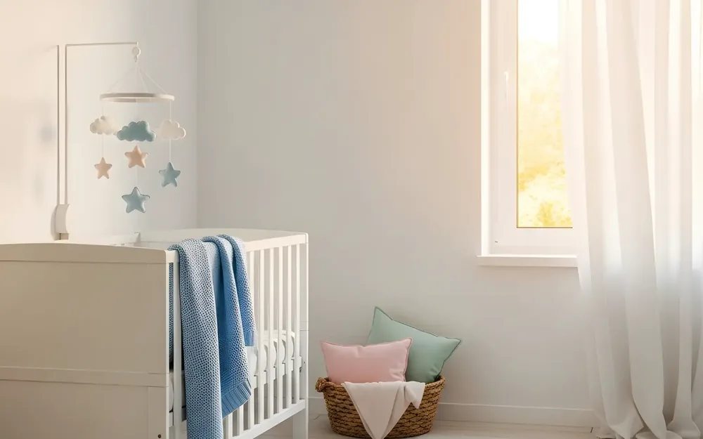 Kinderzimmer mit Gitterbett am Fenster