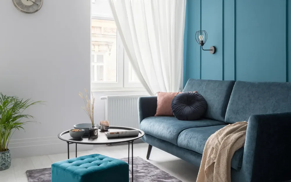 Wohnzimmer mit Sofa, Couchtisch und Fenster