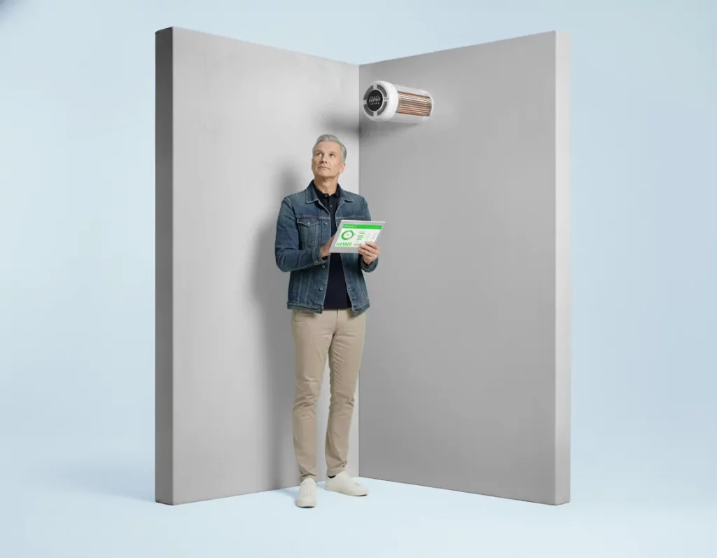 Servicetechniker überprüft PRANA Lüftungsanlage mit Tablet – Wartung und technischer Support durch Next Level Energy